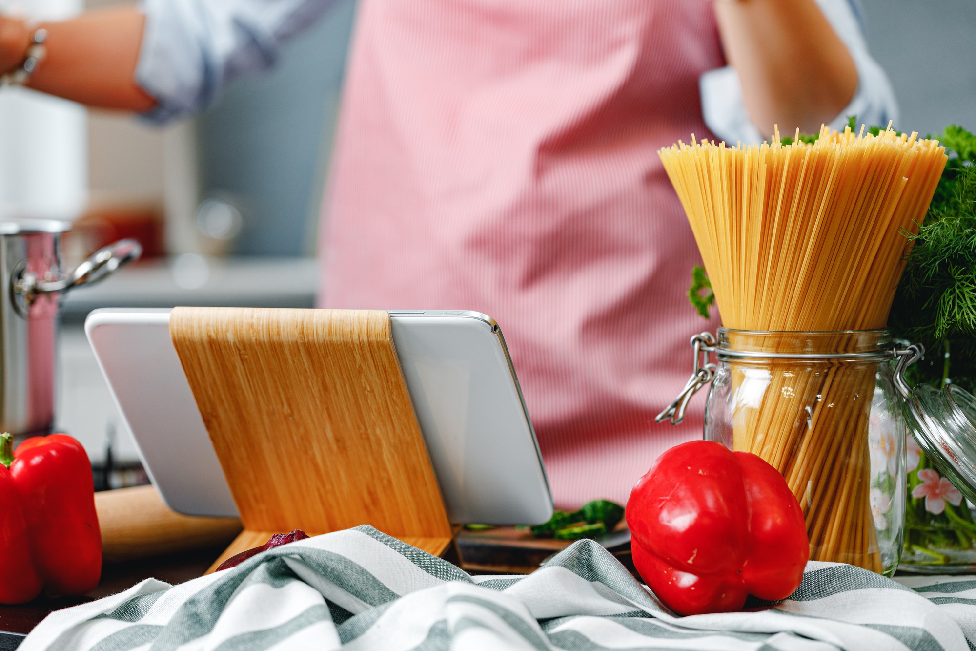 Laboratorio cucina con stoviglie e ingredienti