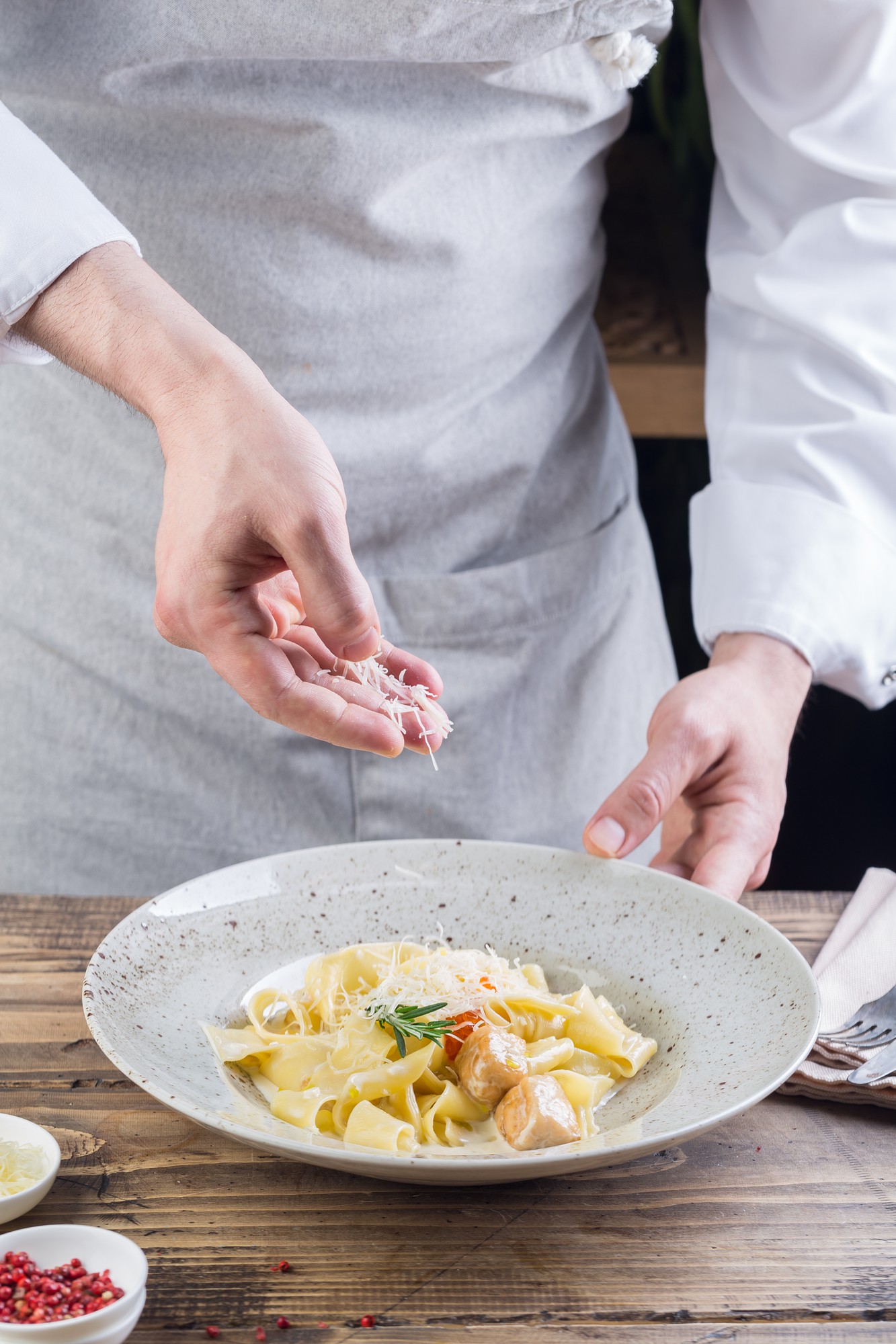 Chef insegna a preparare pasta fatta in casa
