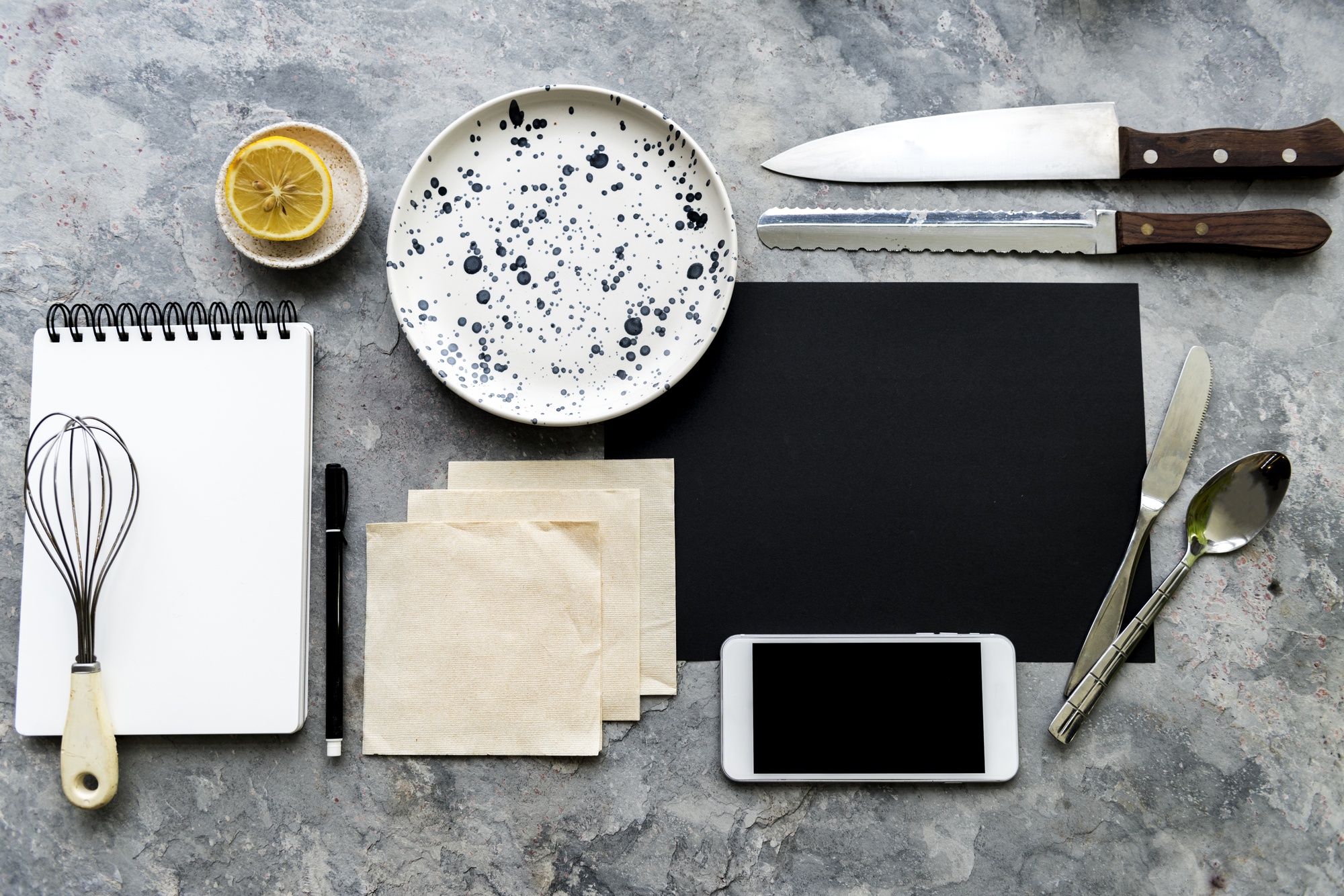 Set di piatti e attrezzi da cucina
